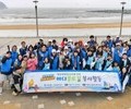 우리은행 임직원 가족, 해변에서 환경 보호 실천…을왕리서 플로깅 봉사