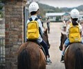 신입생 단 두 명…말 타고 들어온 특별한 입학식